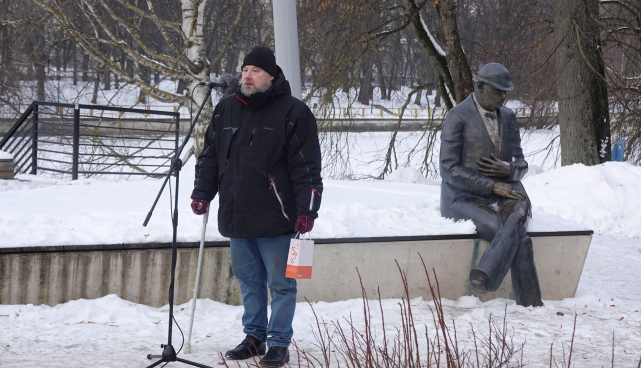 Täna ennelõunal kuulutati L. Koidula ja J. V. Jannseni mälestusväljakul 2026. aasta Tartu linnakirjanikuks Indrek Hargla.  Hargla sõnul on suur au ja vastutus o